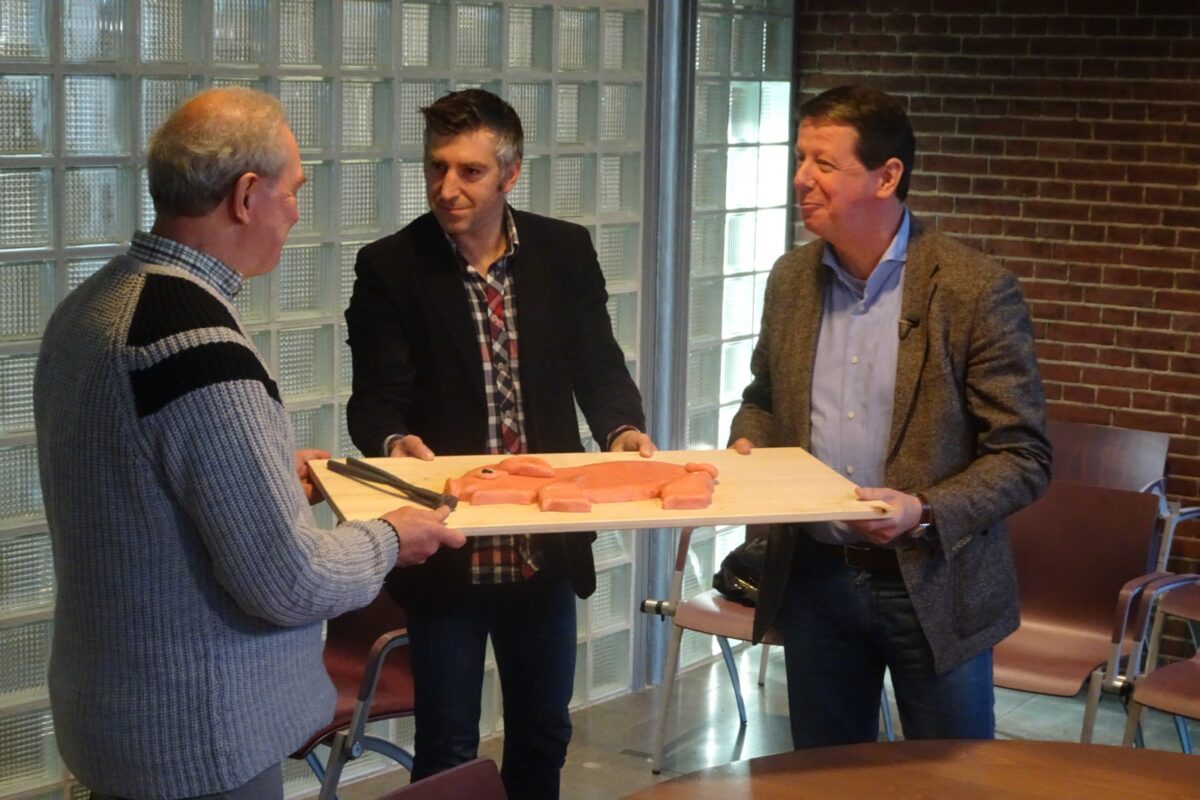 Megastal naast topnatuur slaat als een tang op een varken