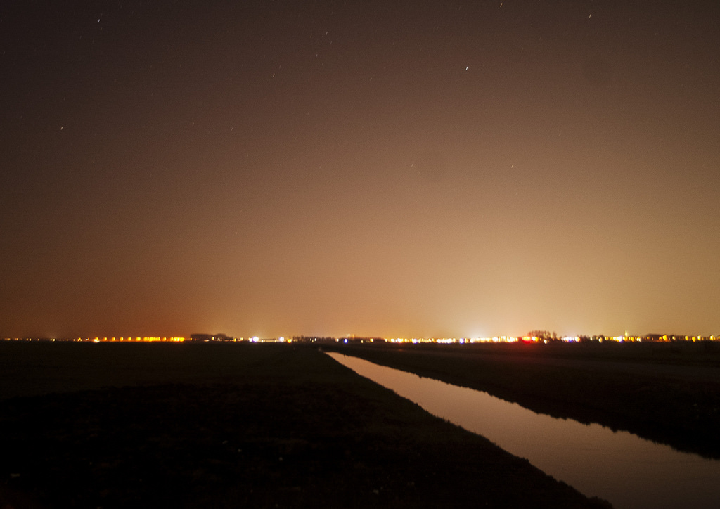 Nederlander wil reclameverlichting en verlichting van kantoren ’s nachts uit