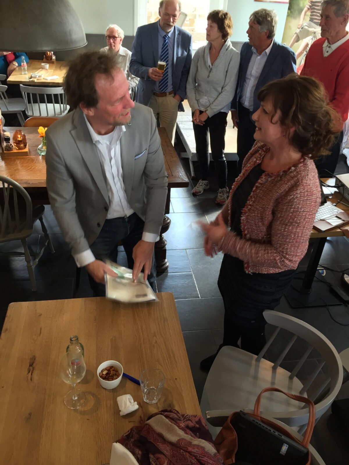 Gedeputeerde Van den Hout neemt petitie tegen verharding Roovert in ontvangst