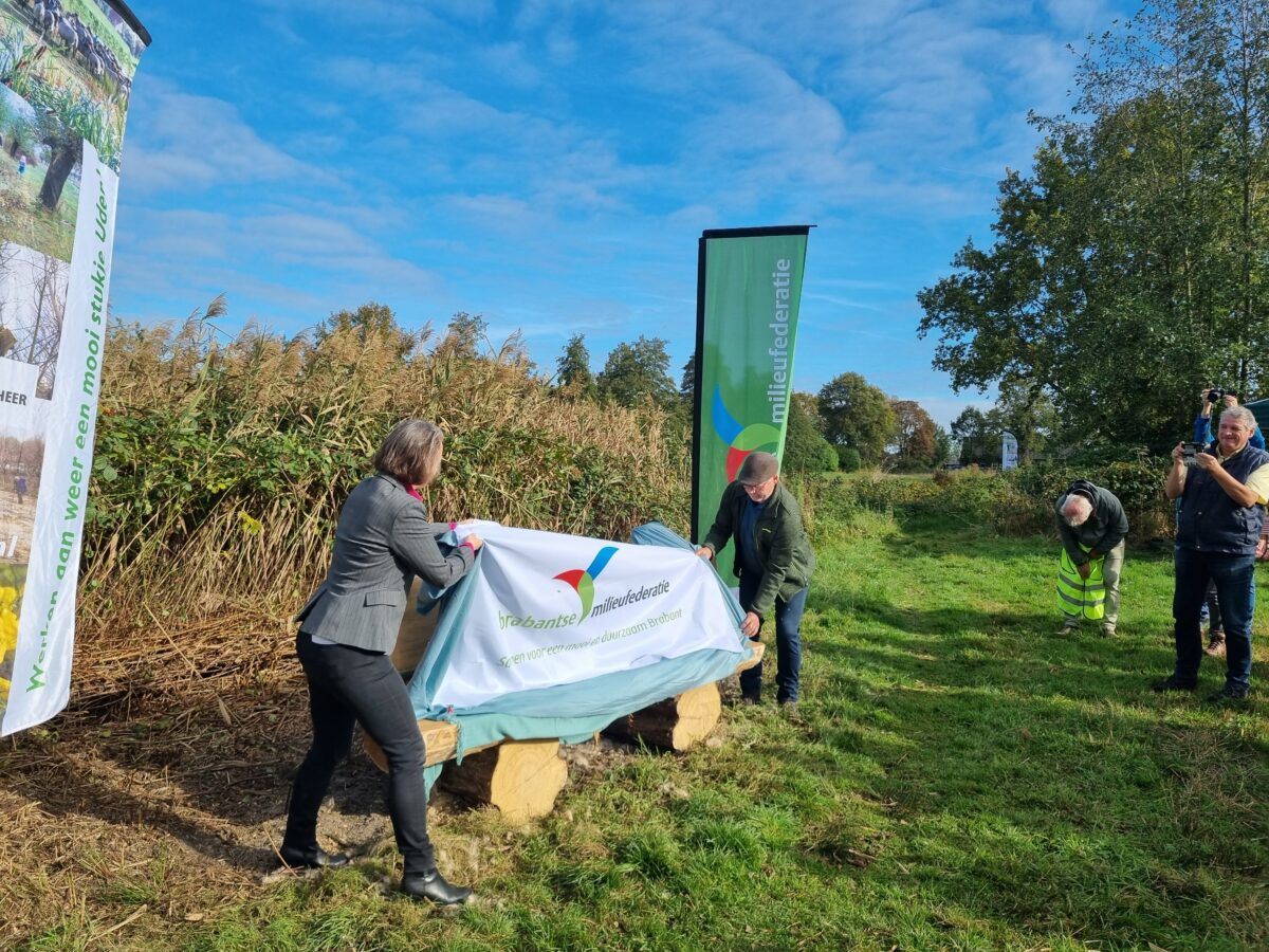 Onthulling bank Casimir Milieuprijs in Uden